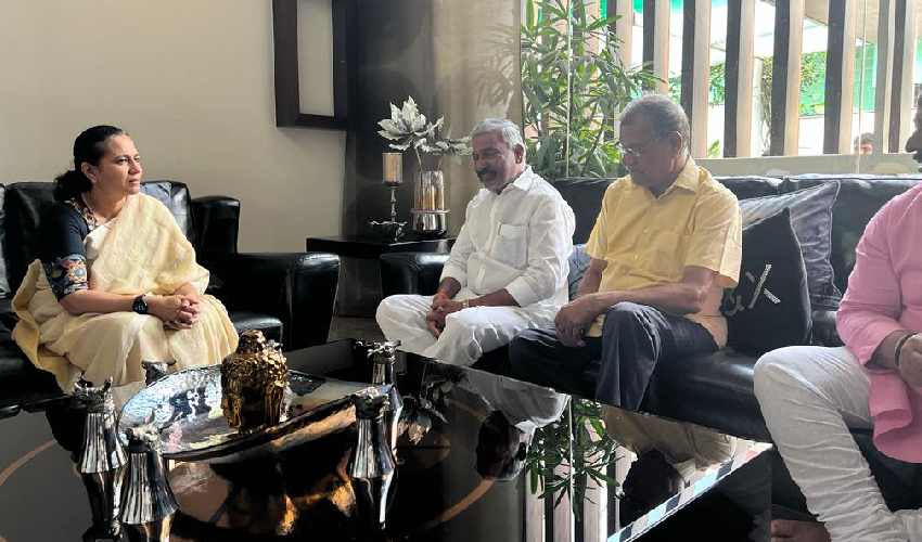 Puneeth Rajkumar Family : పునీత్ రాజ్‌కుమార్ కుటుంబ సభ్యులను పరామర్శించిన పెద్దిరెడ్డి