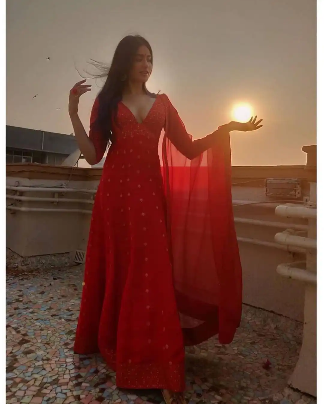 Sun rays falling on Adah Sharma