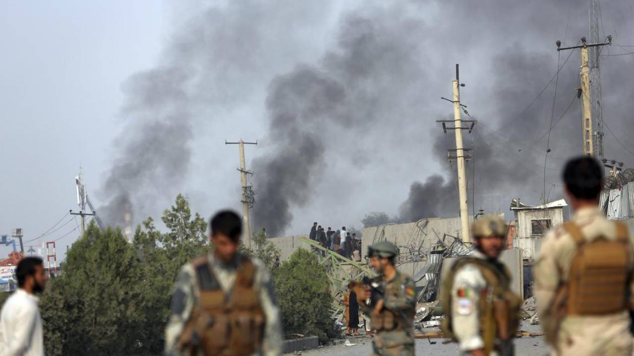 Kabul Military Airport: కాబూల్ మిలిటరీ విమానాశ్రయం సమీపంలో బాబు పేలుడు.. 10మంది మృతి ..