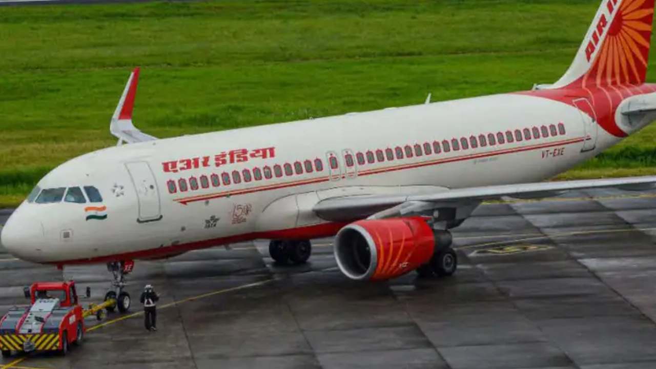 Air India Flight : ఎయిర్ ఇండియా విమానంలో వృద్ధురాలిపట్ల ప్రయాణికుడు అసభ్య ప్రవర్తన.. సిబ్బంది ఏం చేశారంటే..
