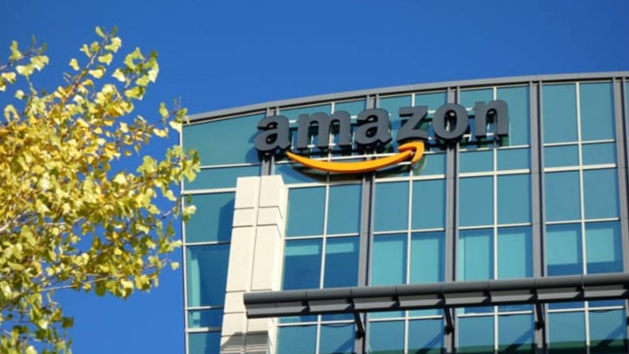 Amazon Employees: అమెజాన్ ఉద్యోగులకు షాకింగ్ న్యూస్.. 18వేల మంది ఉద్యోగుల తొలగింపునకు రంగం సిద్ధం