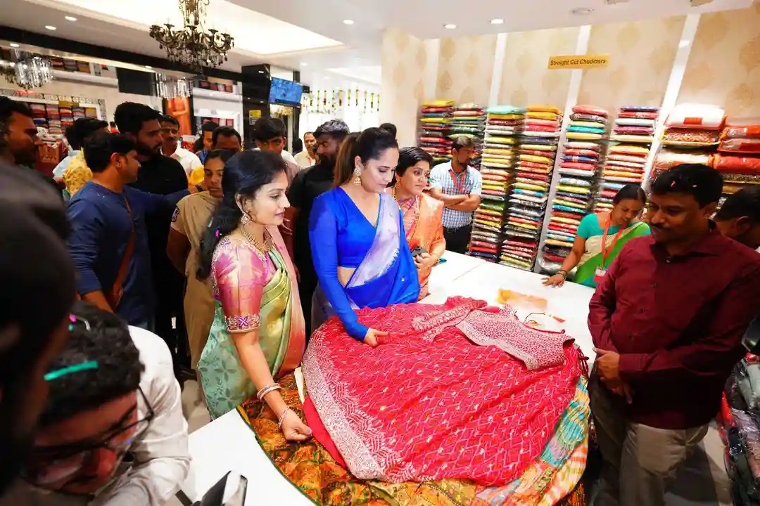 Anasuya Participated in Shopping Mall opening at Nizamabad