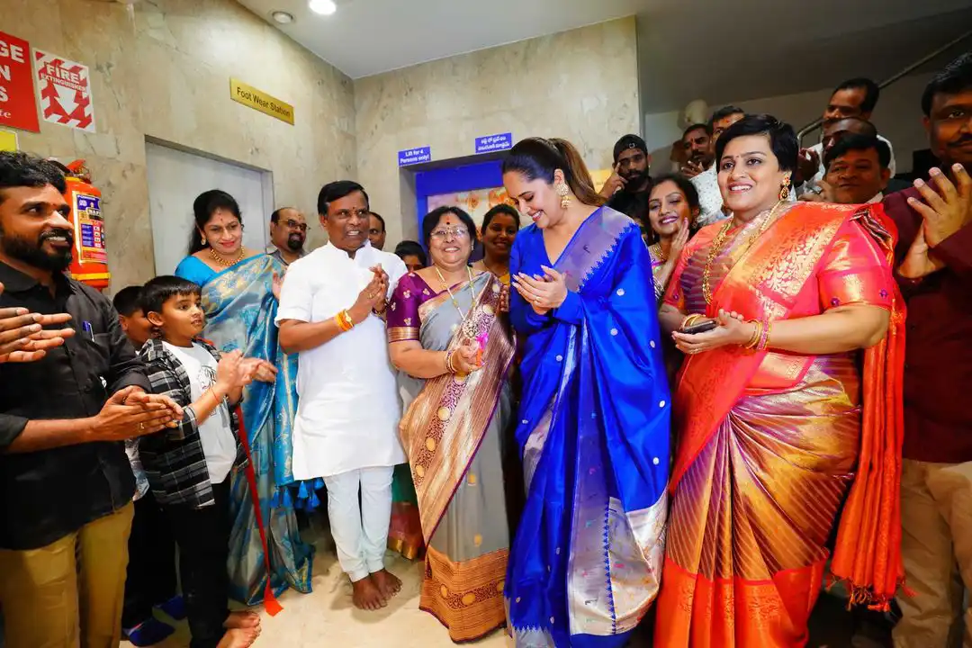 Anasuya Participated in Shopping Mall opening at Nizamabad