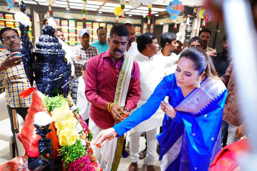 Anasuya Participated in Shopping Mall opening at Nizamabad
