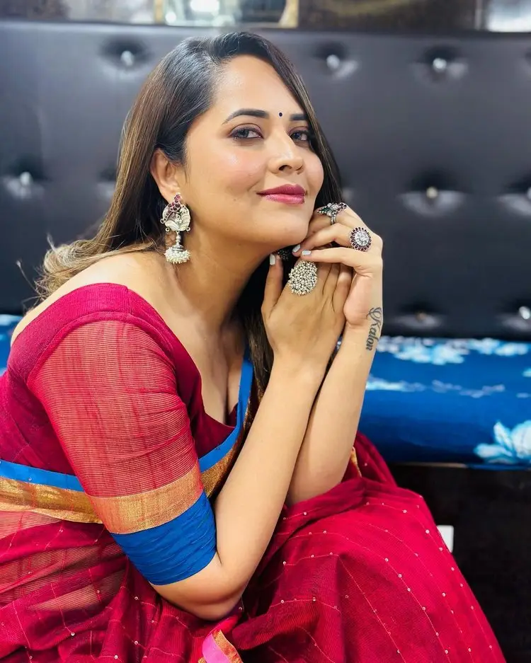 Anasuya Sizzles With Saree In Latest Pics