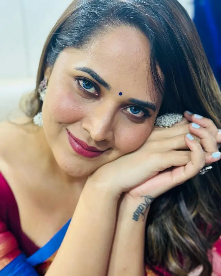 Anasuya Sizzles With Saree In Latest Pics