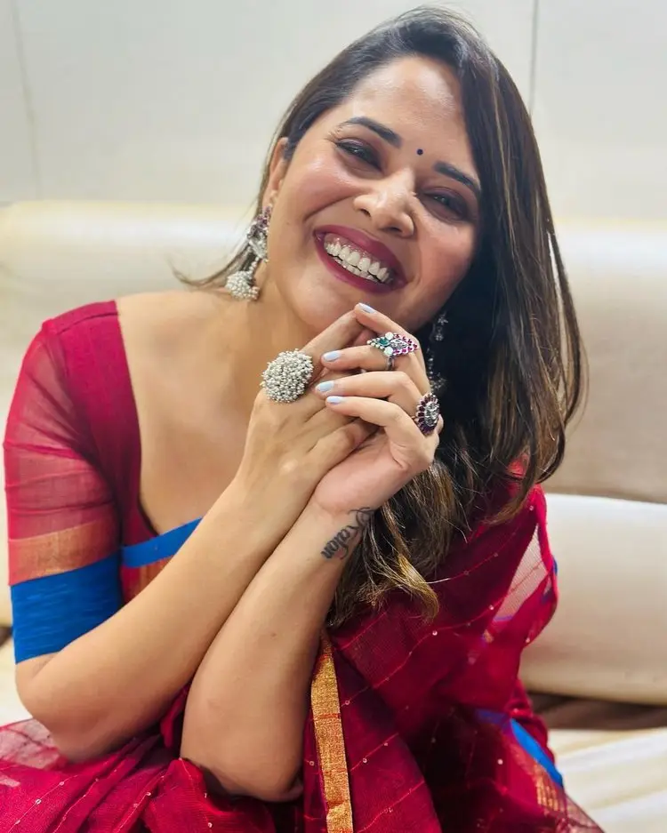 Anasuya Sizzles With Saree In Latest Pics