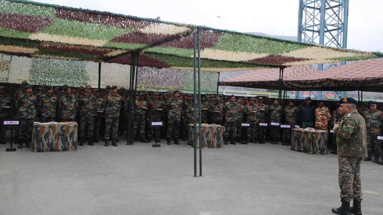 Army Chief Gen Manoj Pande: సరిహద్దు ప్రాంతాల్ని సందర్శించిన ఆర్మీ చీఫ్ మనోజ్ పాండే.. సైన్యానికి కీలక సూచన