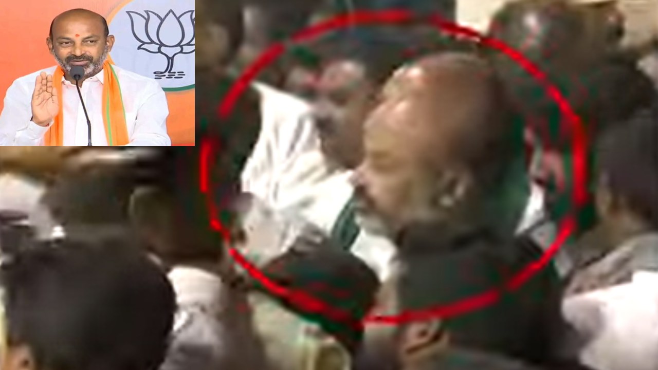 BJP Bandi Sanjay Arrest : కామారెడ్డి కలెక్టరేట్ ను ముట్టడించిన బీజేపీ నేతలు.. బండి సంజయ్ అరెస్టు, 11 సెక్షన్ల కింద కేసు నమోదు