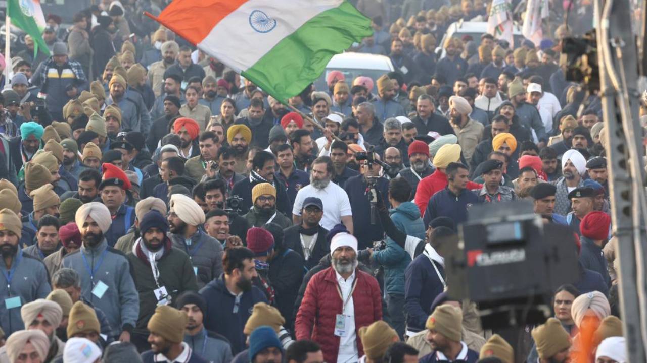 Bharat Jodo Yatra: భారత్ జోడో యాత్రలో భద్రతా వైఫల్యం.. రాహుల్ గాంధీవైపు దూసుకొచ్చి కౌగిలించుకున్న యువకుడు..