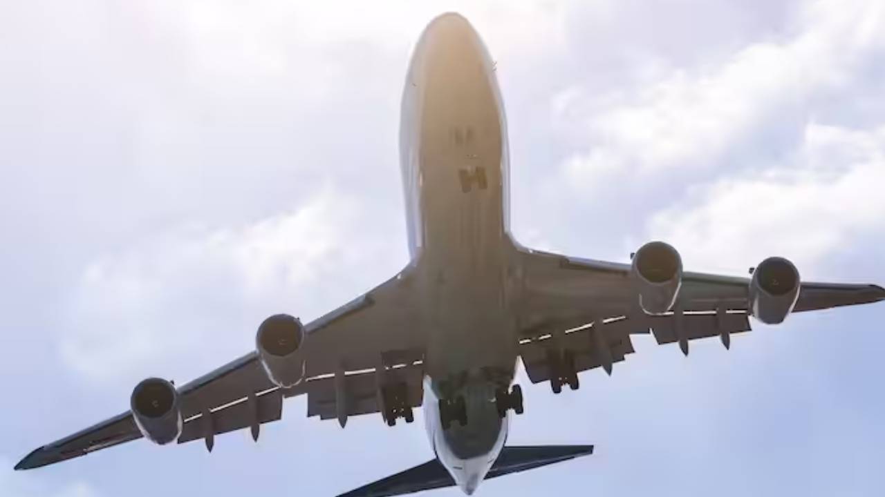 Bomb Threat To Plane: రష్యా నుంచి గోవాకు వస్తున్న విమానానికి బాంబు బెదిరింపు.. ఉజ్బెకిస్తాన్‌కు మళ్లింపు