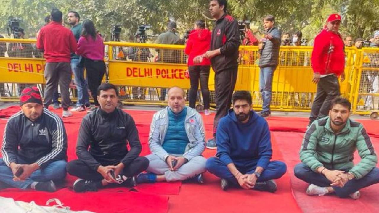 Wrestler protest: కొనసాగుతున్న రెజ్లర్ల ఆందోళన.. మద్దతు తెలిపిన బాక్సర్‌ విజేందర్‌ సింగ్‌ ..