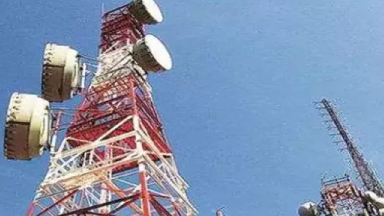 Thieves Stole Cell Tower : ఏకంగా సెల్ టవర్ నే ఎత్తుకెళ్లిన దొంగలు