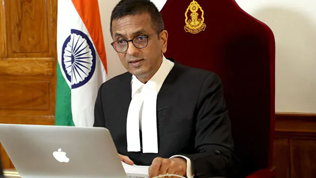 CJI: ఇద్దరు కుమార్తెలను సుప్రీంకోర్టుకు తీసుకువచ్చి, తన పని గురించి వివరించిన సీజేఐ