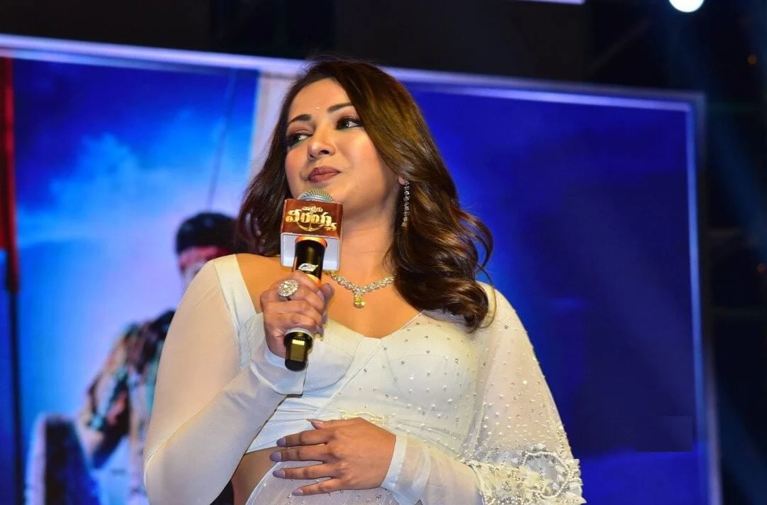 Catherine Tresa in Waltair Veerayya pre release event photos