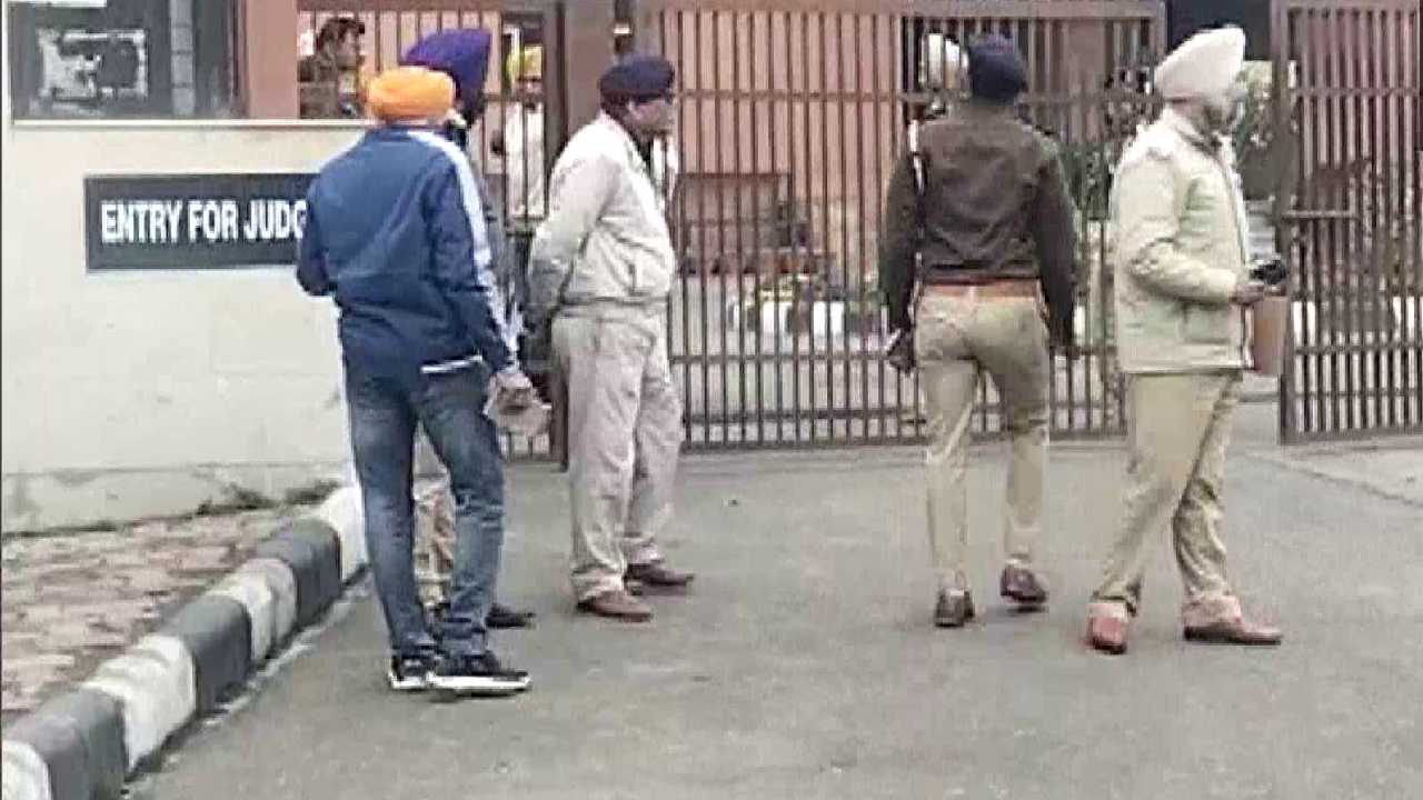 Chandigarh Court: చండీగఢ్ కోర్టుకు బాంబు బెదిరింపు.. కోర్టు ఖాళీ చేసి తనిఖీ చేస్తున్న పోలీసులు