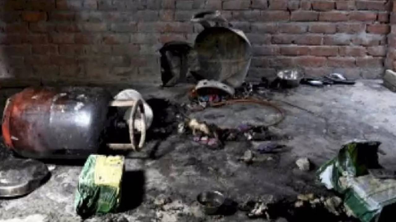 Cylinder Blast: గ్యాస్ సిలిండర్ పేలి ఒకే కుటుంబానికి చెందిన ఆరుగురు మృతి