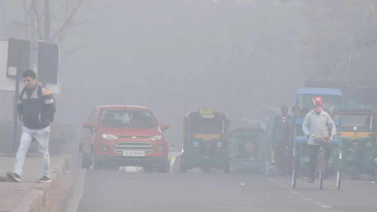 Dense Fog in Delhi: ఢిల్లీ ఎయిర్‌పోర్టును కమ్ముకున్న పొగ మంచు.. 100కుపైగా విమానాలు ఆలస్యం