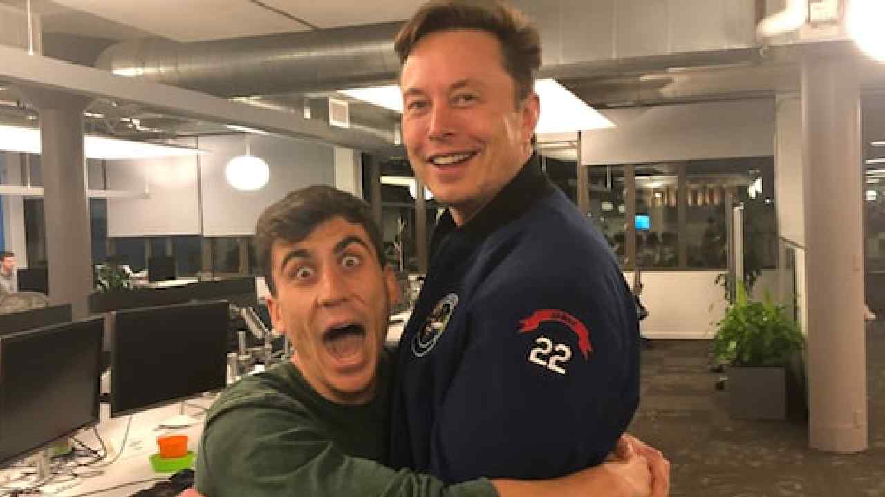 Elon Musk: ఫలించిన అభిమాని నిరీక్షణ.. ఫ్యాన్ బాయ్‌ను హగ్ చేసుకున్న ఎలన్ మస్క్