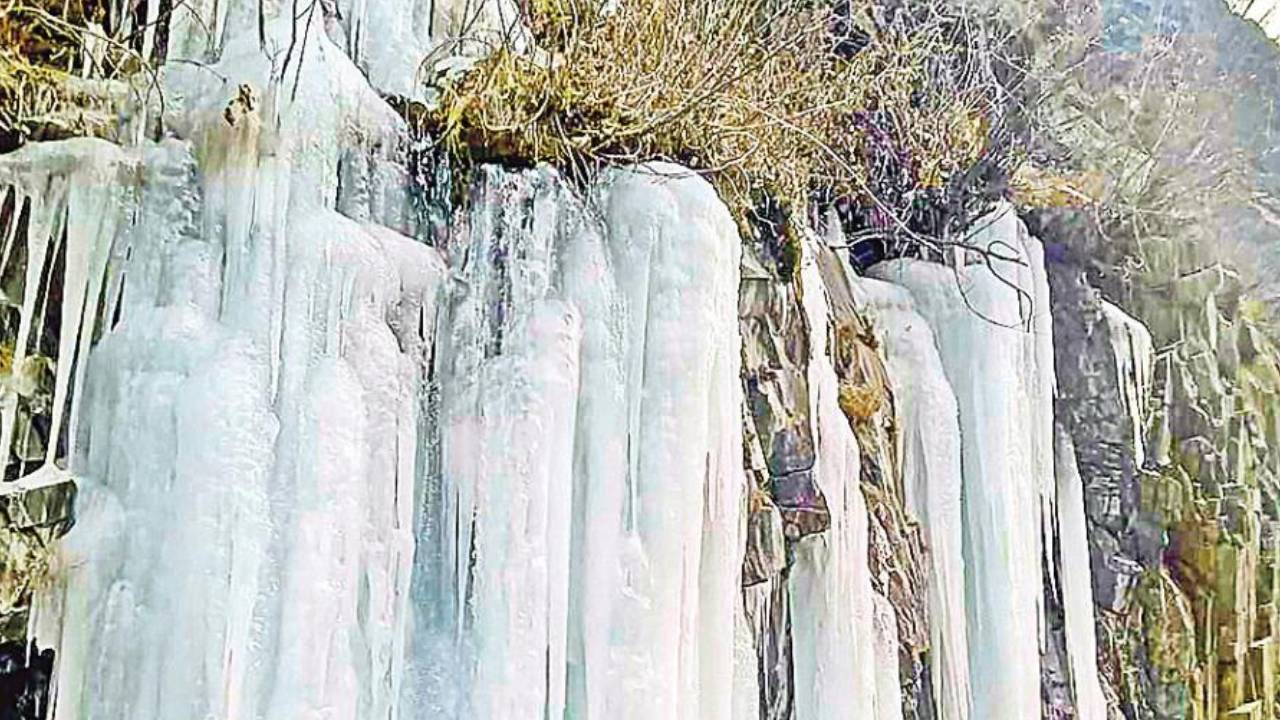 Frozen Waterfall: బాబోయ్ చలి.. హిమాచల్ ప్రదేశ్‌లో గడ్డకట్టిన జలపాతం.. వీడియో వైరల్