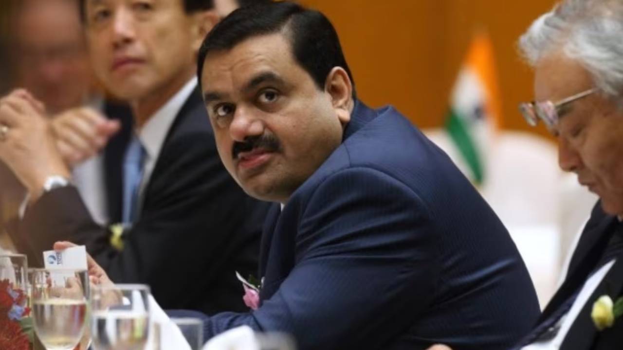 Gautam Adani : భారీగా పడిపోయిన అదానీ గ్రూప్ షేర్లు.. ప్రపంచ కుబేరుల జాబితాలో ఏడో స్థానంకు అదానీ..