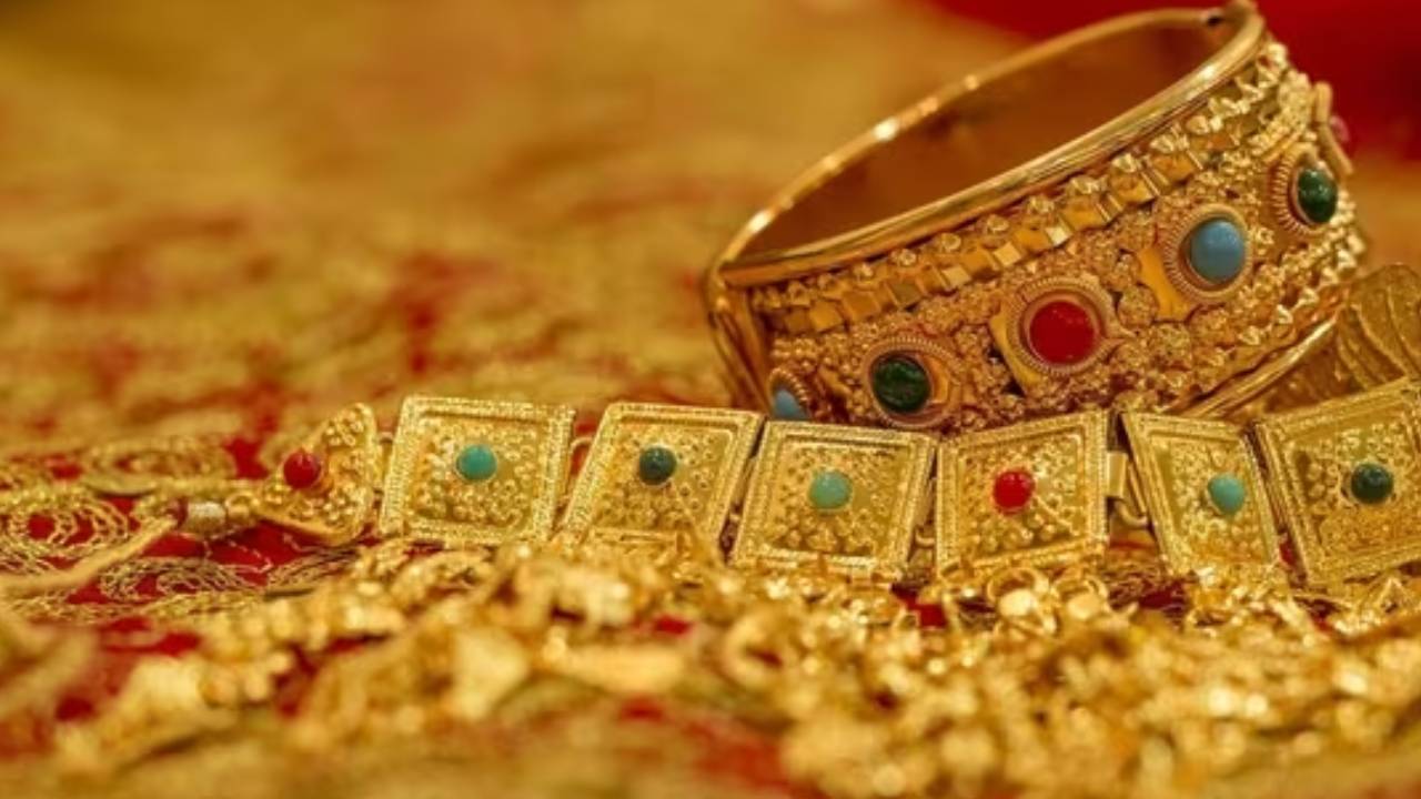 Gold Price Today: భారీగా పెరిగిన బంగారం ధర.. తెలుగు రాష్ట్రాల్లో ధరలు ఇలా..