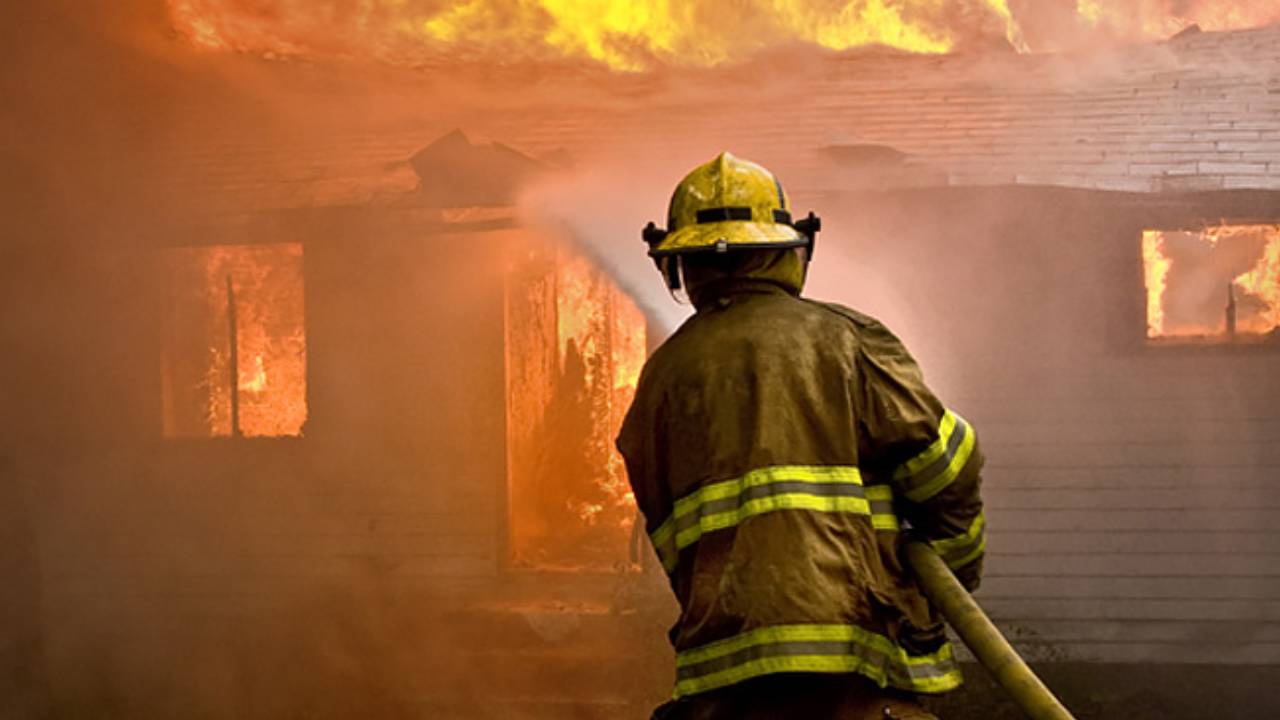 Husband Wife Dispute: భార్య తనను అడగకుండా స్వెట్టర్ ఉతికిందన్నకోపంతో ఇంటికి నిప్పంటించిన భర్త..