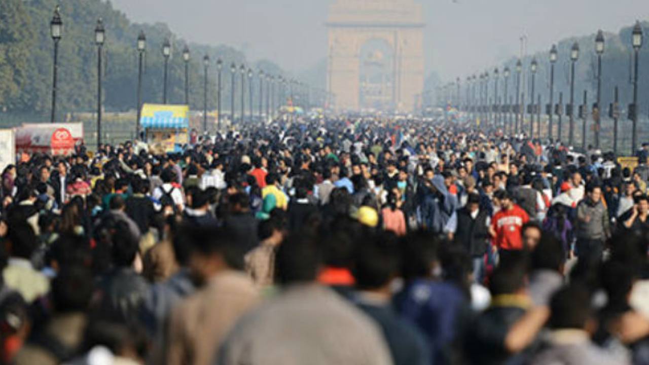 India Population: జనాభాలో చైనాను దాటేశాం.. ప్రస్తుతం ఇండియా జనాభా ఎంతంటే..?