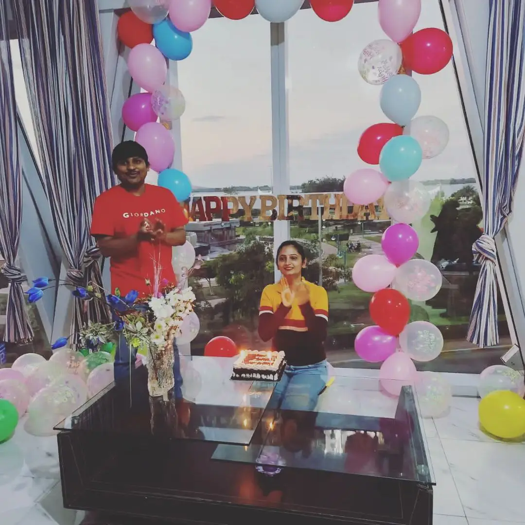 Jabardasth Rakesh celebrated Sujatha birthday in a grand way