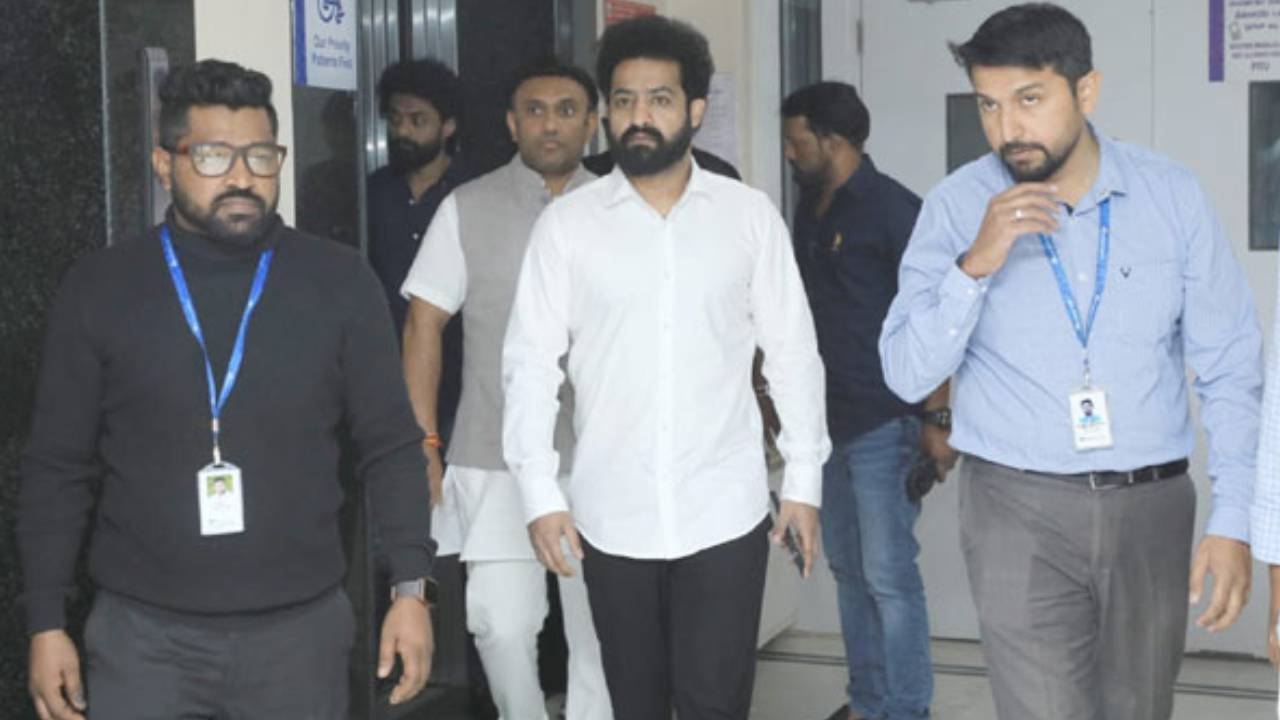 Tarakaratna Health Condition: నిన్నటితో పోలిస్తే తారకరత్న ఆరోగ్యం మెరుగ్గా ఉందని వైద్యులు చెప్పారు.. జూ. ఎన్టీఆర్