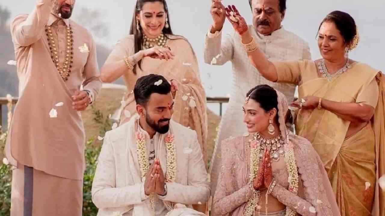 KL Rahul: కేఎల్ రాహుల్‌కు ధోనీ, కోహ్లీ ఖరీదైన కానుకలు.. వాటి విలువ తెలిస్తే వావ్ అనాల్సిందే