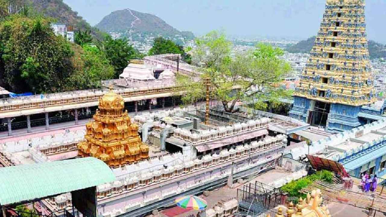 Kanaka Durga Temple : దుర్గ గుడిలో అలజడి.. నిబంధనలకు విరుద్ధంగా అమ్మవారి మూలవిరాట్‌ వీడియో