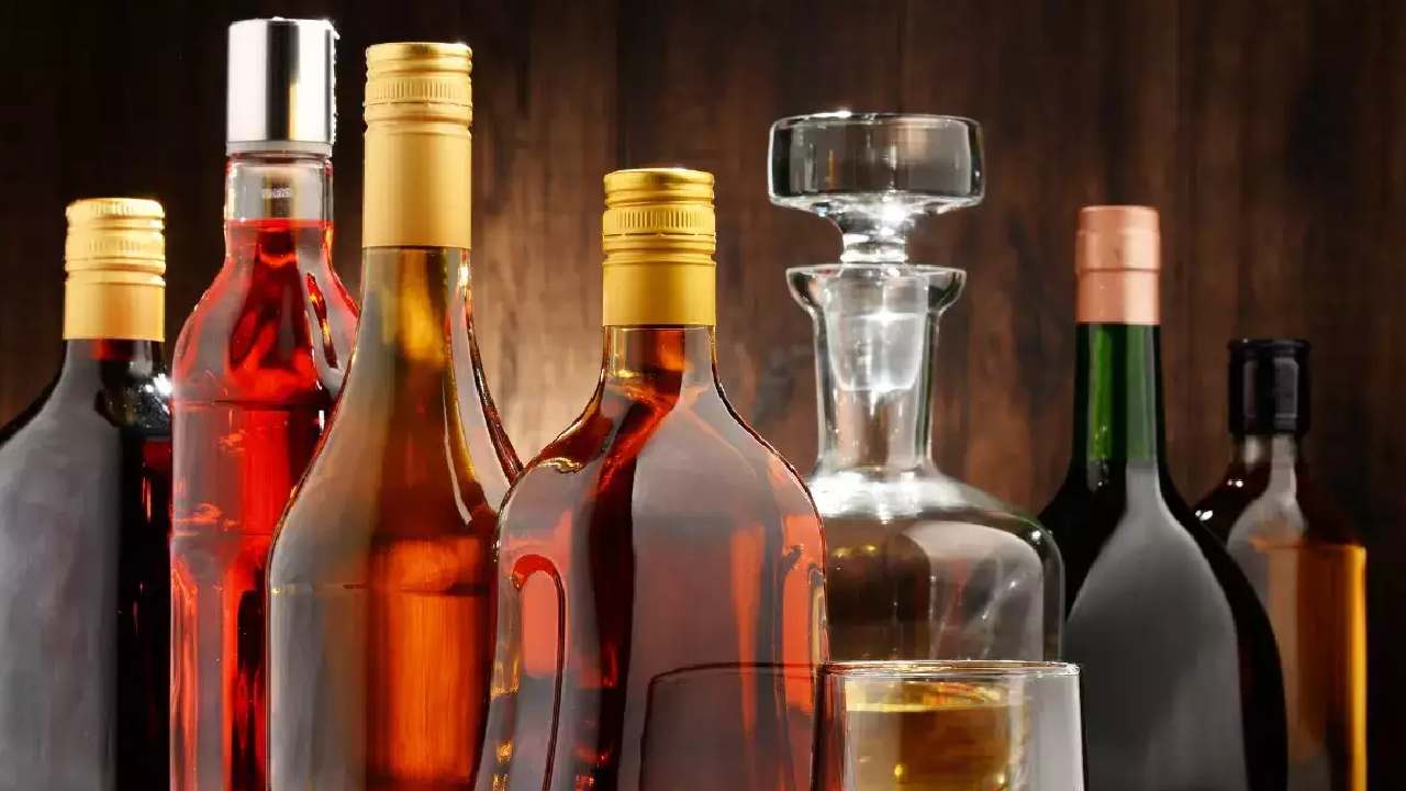 Karnataka: ప్రతిపక్షాల విమర్శలకు తలొగ్గిన కర్ణాటక సర్కారు.. మద్యపానం అర్హత వయస్సు తగ్గింపుపై వెనుకంజ