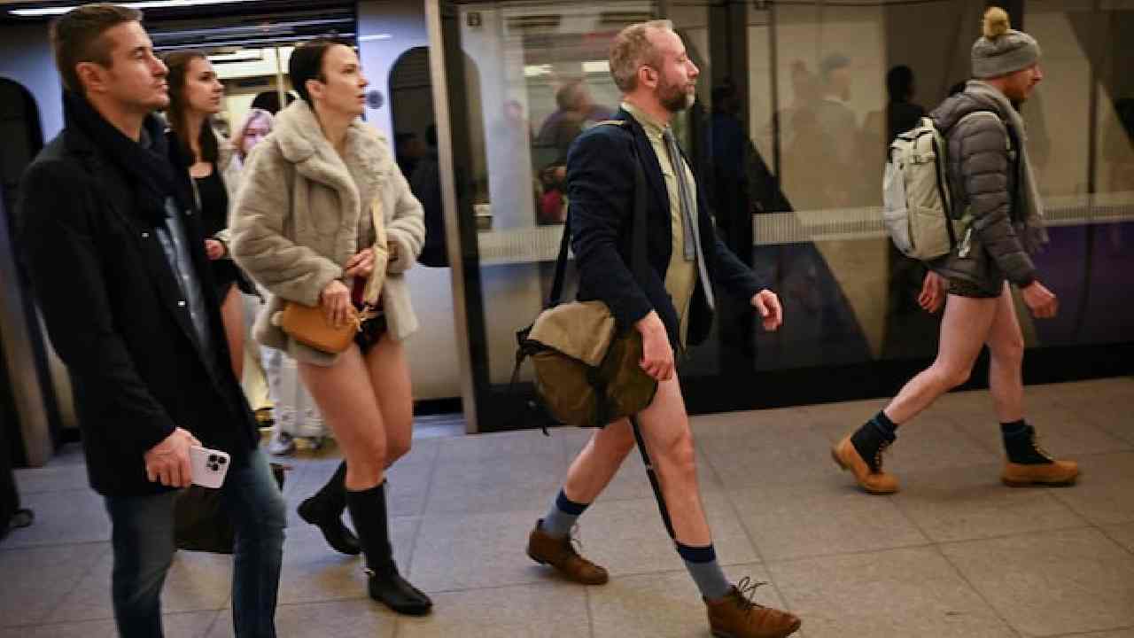 London: ఇదేం ట్రెడిషన్ బాబూ.. ప్యాంట్లు తొడుక్కోకుండా లండన్ వీధుల్లో తిరుగుతున్న జనం… కారణమేంటో తెలుసా?