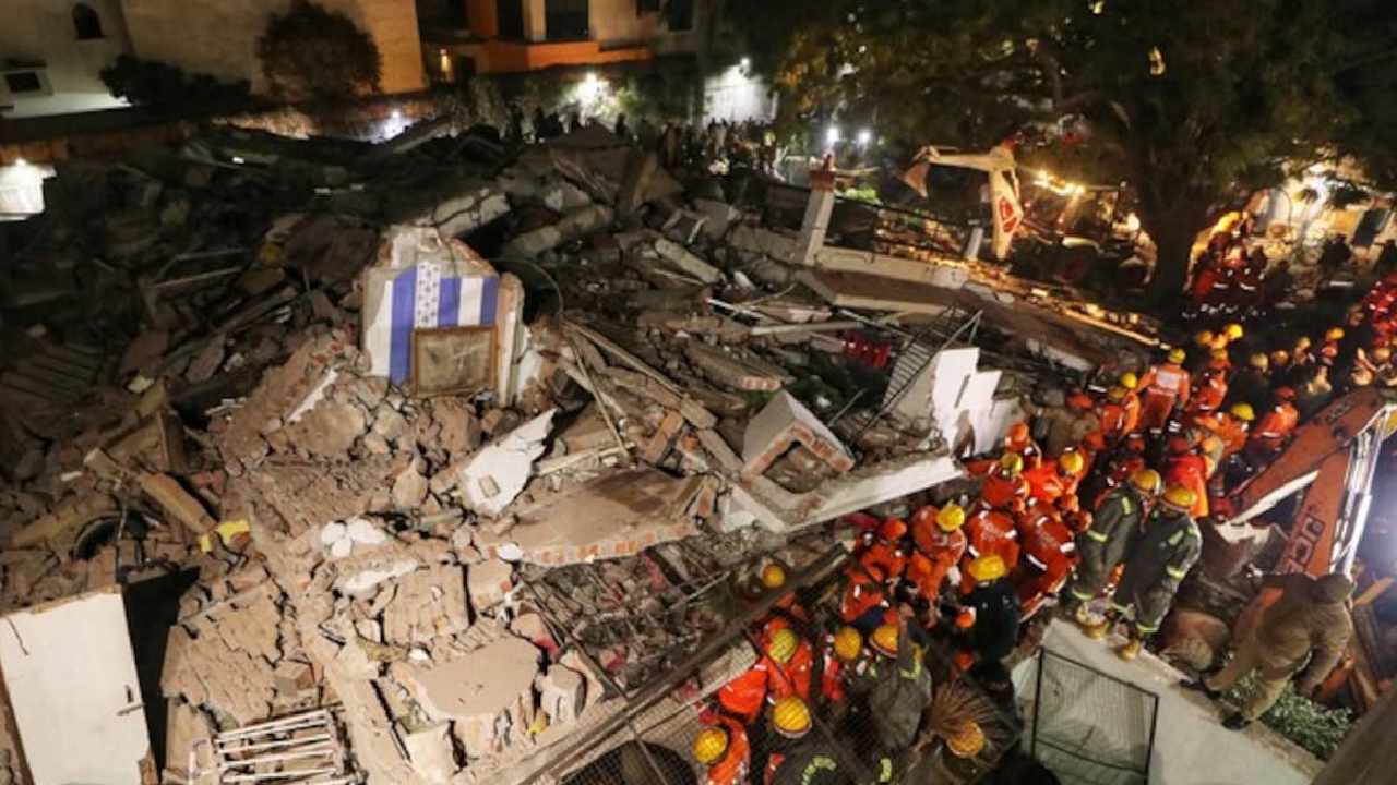 Lucknow Building Collapse: లక్నోలో బిల్డింగ్ కూలి ముగ్గురు మృతి.. శిథిలాల కింద మరింత మంది.. కొనసాగుతున్న సహాయక చర్యలు