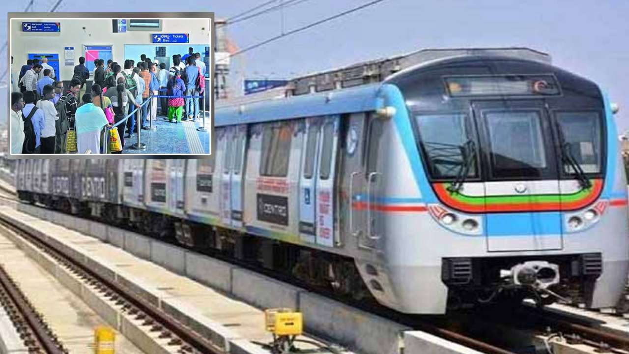 Hyderabad Metro Employees Protest : హైదరాబాద్ మెట్రో టికెటింగ్ ఉద్యోగులు ఆందోళన.. జీతాలు పెంచాలని విధులు బహిష్కరించి నిరసన