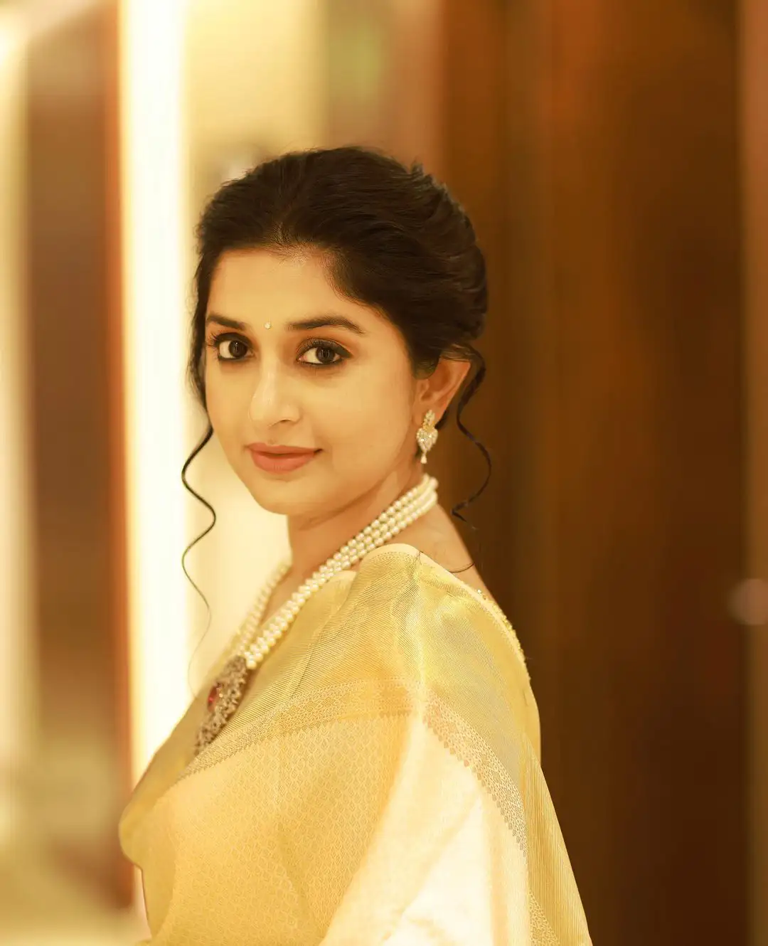 Meera Jasmine shines in silk saree