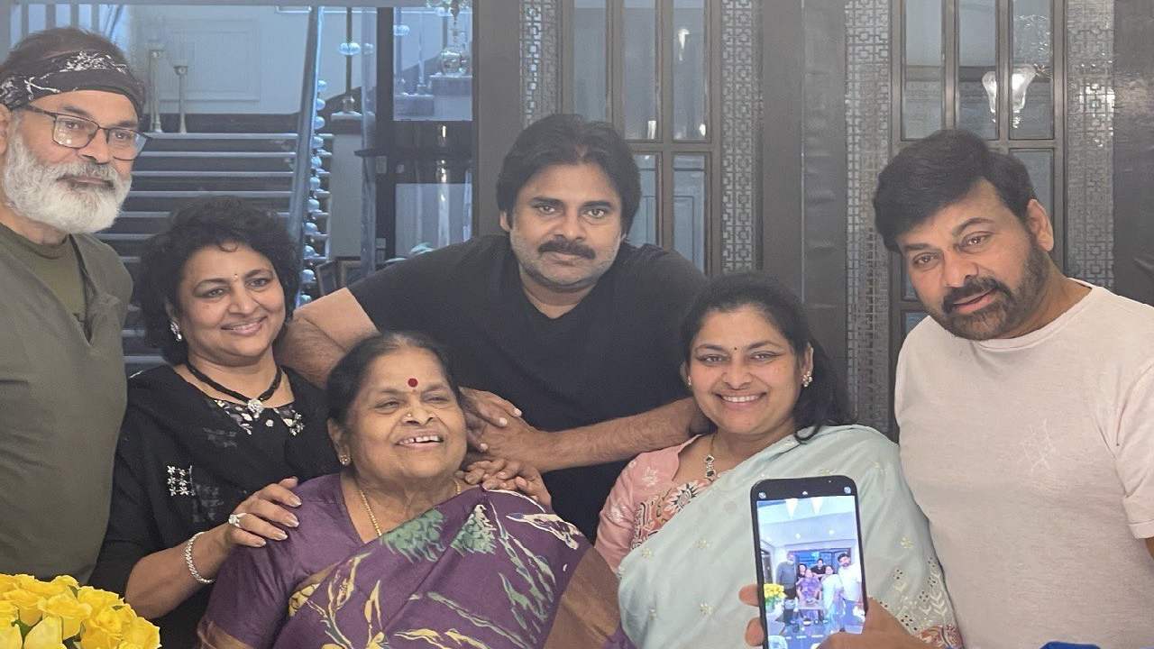 Mega Family : అమ్మ పుట్టినరోజుని కలిసి జరుపుకున్న మెగా బ్రదర్స్.. వైరల్ అవుతున్న ఫోటోలు!