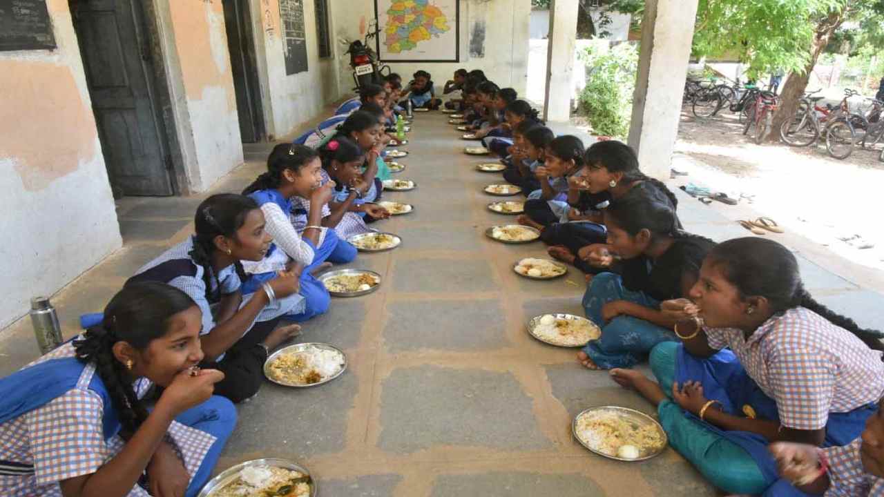 Mid-Day Meals: మధ్యాహ్న భోజనంలో నాన్ వెజ్.. వారానికోసారి చికెన్, గుడ్లు, పండ్లు ఇవ్వనున్న బెంగాల్ ప్రభుత్వం