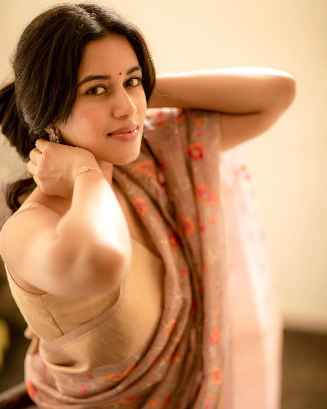 Mirnalini Ravi saree pics
