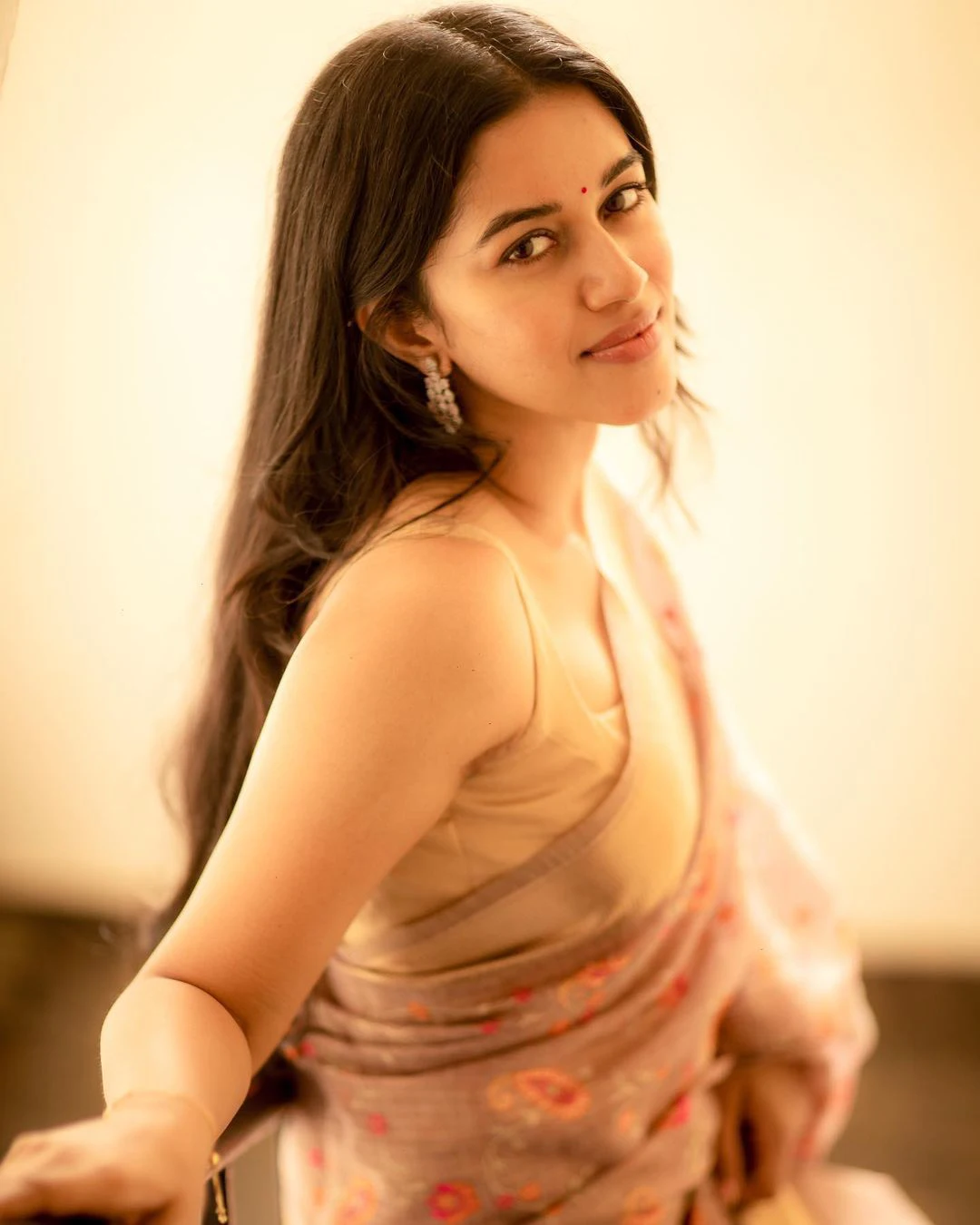 Mirnalini Ravi saree pics