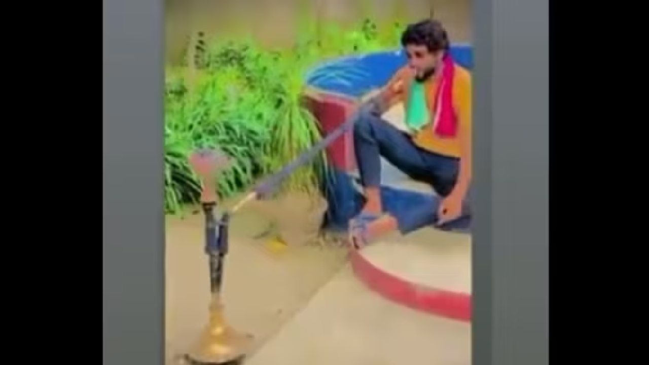 Smoking hookah: పోలీస్ స్టేష‌న్ బ‌య‌టే హుక్కా తాగుతూ వీడియో తీసుకున్న యువ‌కుడు.. అరెస్ట్