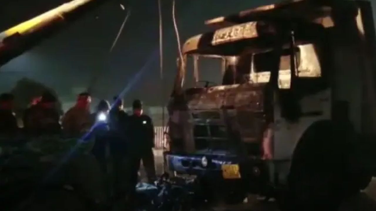 Man dragged by truck: స్కూటర్‌పై వెళ్తున్న వ్యక్తిని ఢీ కొట్టి కిలోమీటరు ఈడ్చుకెళ్లిన ట్రక్కు