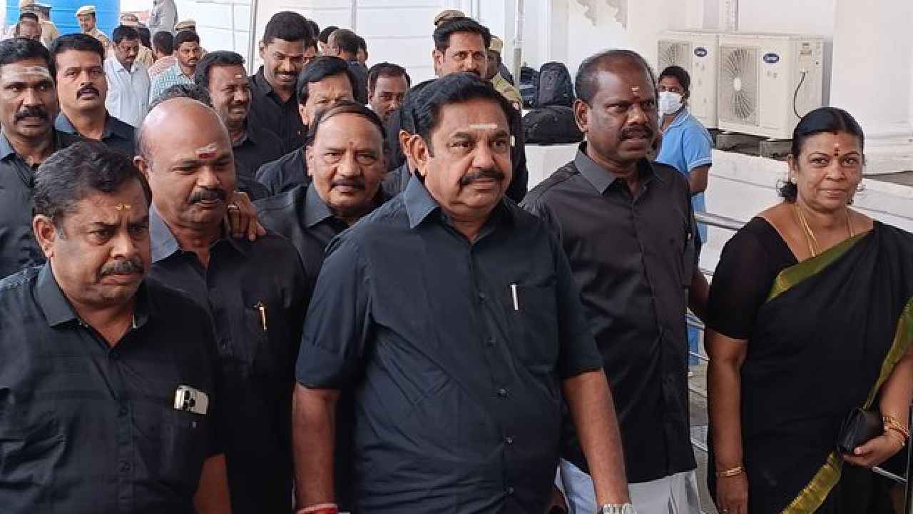 AIADMK MLAs: నల్లచొక్కాలు వేసుకుని అసెంబ్లీకి అన్నాడీఎంకే ఎమ్మెల్యేలు.. పన్నీర్ సెల్వం మాత్రం తెల్లచొక్కా..