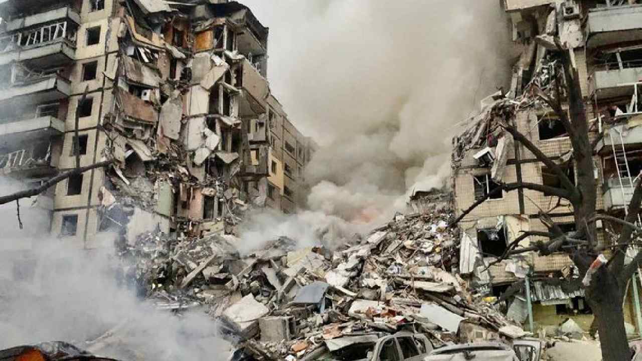 Ukraine war: తొమ్మిది అంతస్తుల అపార్ట్‌మెంట్‌పై క్షిపణితో దాడి చేసిన రష్యా.. వీడియో