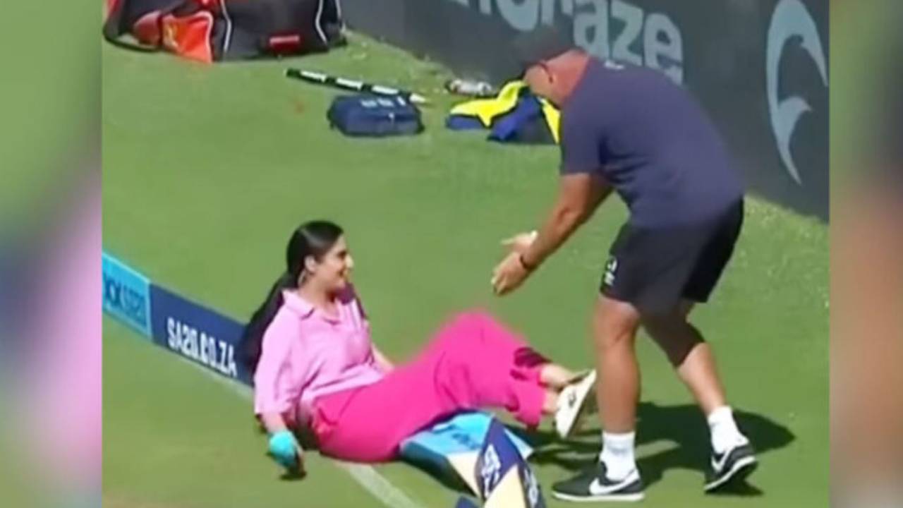 Pakistani Anchor Felldown: అయ్యయ్యో.. యాంకర్‌ను కిందపడేసిన క్రికెటర్.. సోషల్ మీడియాలో నవ్వులు పూయిస్తున్న వీడియో..