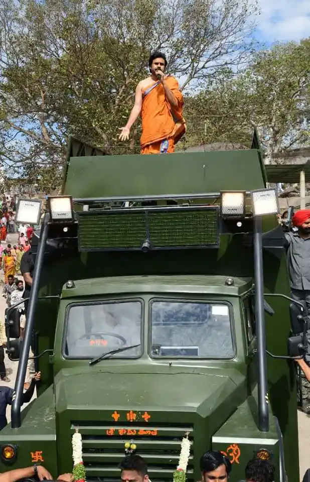 Pawan Kalyan worships for Vaarahi in Kondagattu