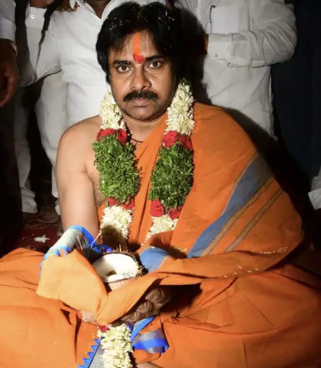 Pawan Kalyan worships for Vaarahi in Kondagattu