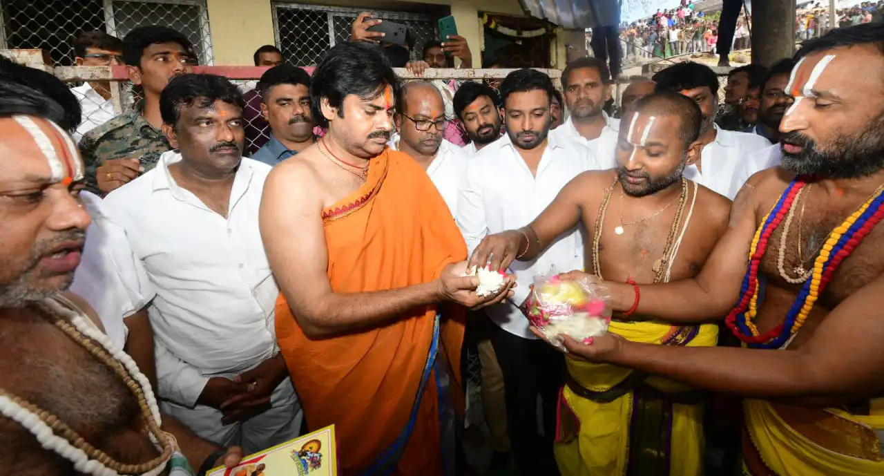 Pawan Kalyan worships for Vaarahi in Kondagattu