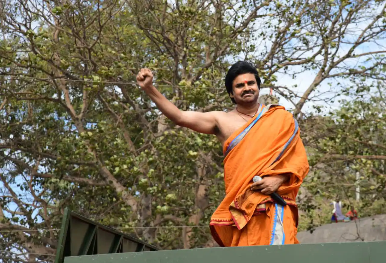Pawan Kalyan worships for Vaarahi in Kondagattu